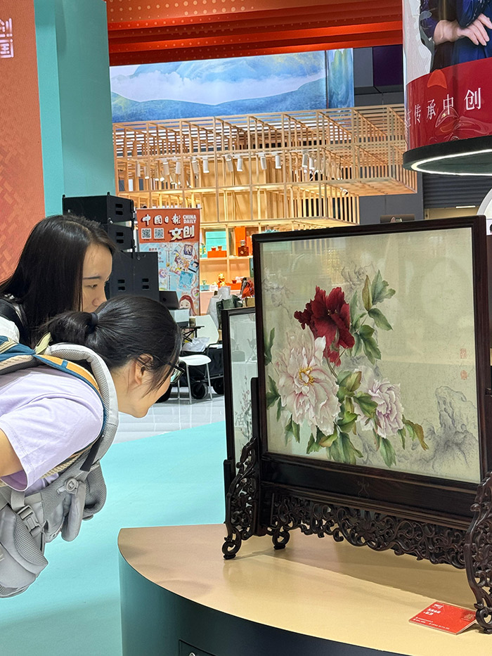 “文創(chuàng)中國(guó)”專題展區(qū)。參展觀眾供圖