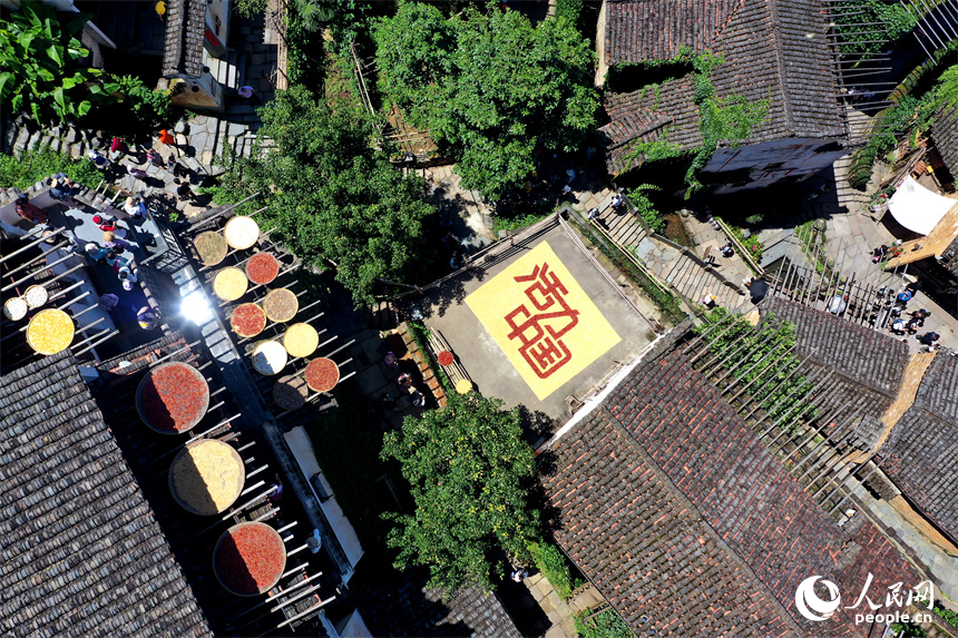 篁嶺曬秋大媽用農(nóng)作物曬出“活力中國”。人民網(wǎng)記者 時雨攝