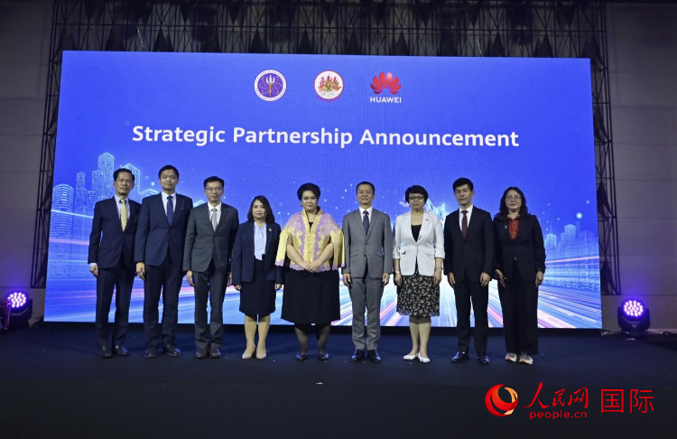 數(shù)字人才峰會現(xiàn)場。左五為泰國高等教育、科學(xué)、研究和創(chuàng)新部長素巴瑪·伊沙拉帕迪，右三中國駐泰國大使館教育參贊許蘭，右四為華為泰國技術(shù)有限公司總經(jīng)理李雄偉。人民網(wǎng)記者 簡承淵攝