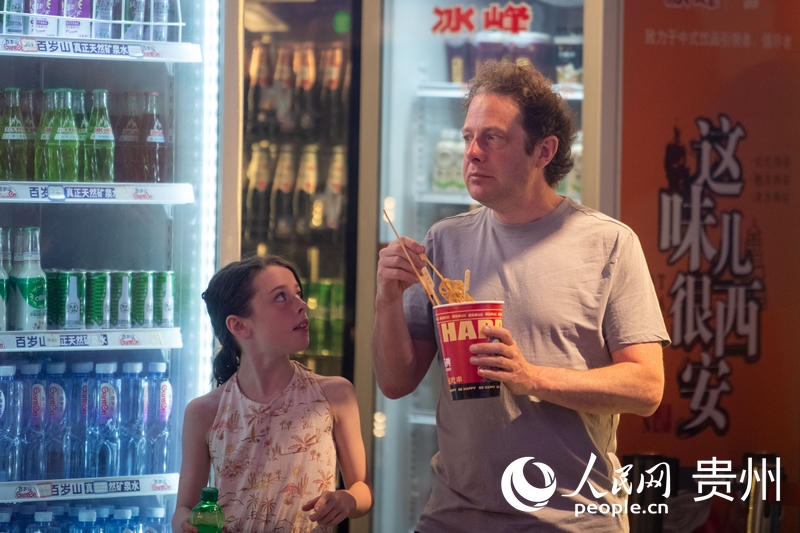 6月21日，貴陽(yáng)青云市集內(nèi)，游客邊逛邊吃。人民網(wǎng)記者 翁奇羽攝