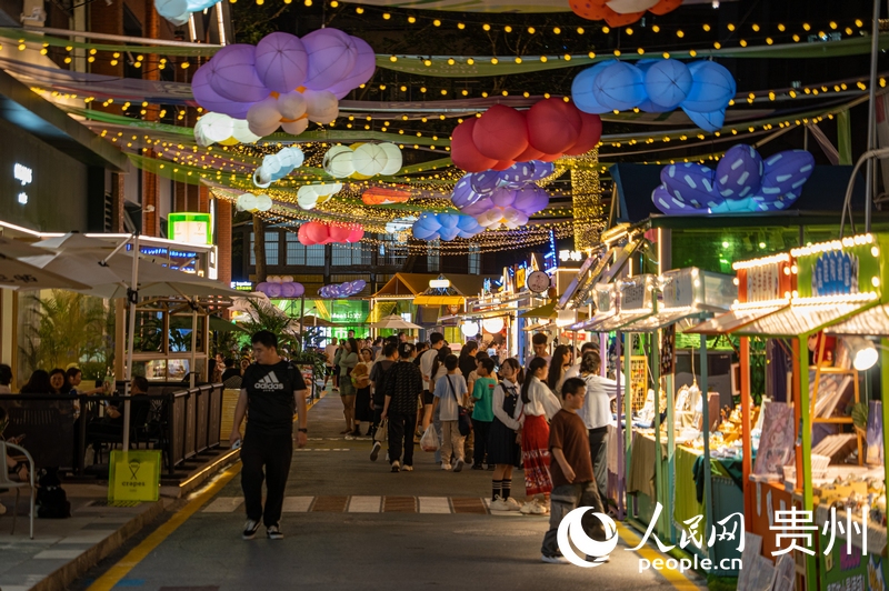 6月21日，貴陽(yáng)新印廠霓虹閃爍，映照城市夜生活。人民網(wǎng) 陽(yáng)茜攝