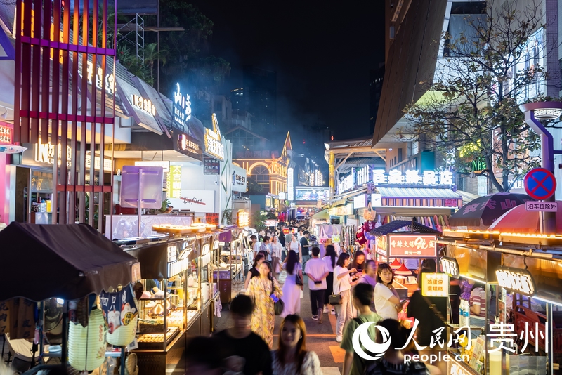 6月21日，夜幕下人頭攢動(dòng)的貴陽(yáng)市太平路街區(qū)。人民網(wǎng)記者 涂敏攝