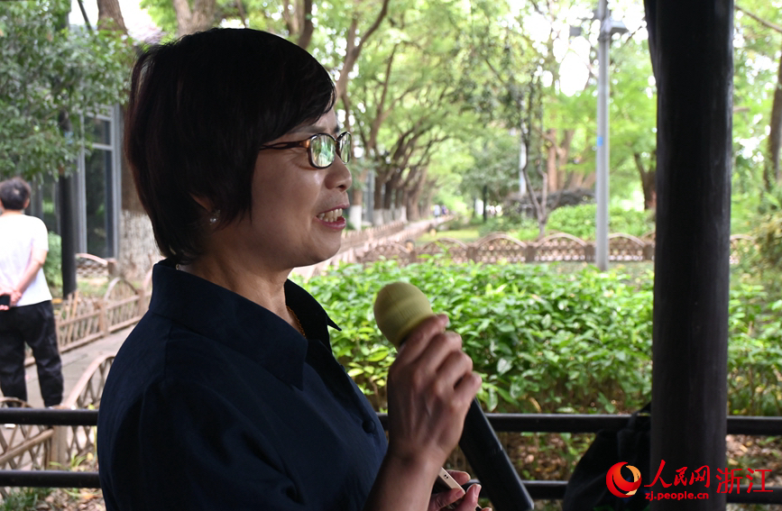 面向運(yùn)河，任國萍放聲歌唱。人民網(wǎng)記者 張麗瑋