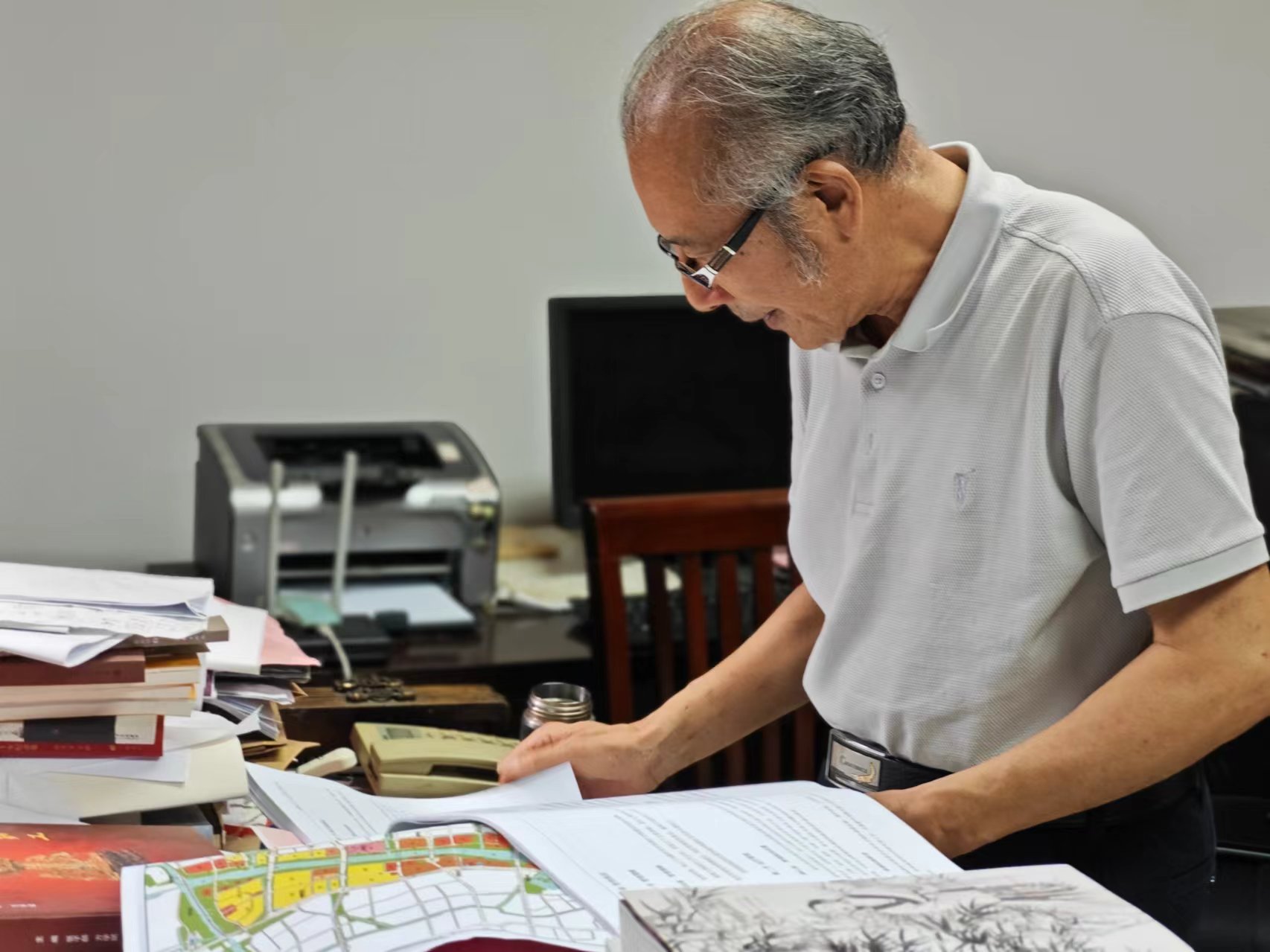 顧風(fēng)在辦公室翻閱資料。人民網(wǎng)記者 黃鈺攝