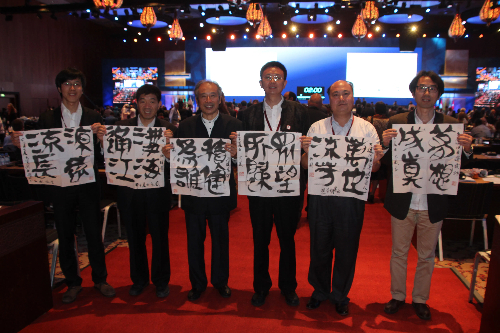 顧風(fēng)（左三）在會場合照留念。受訪者供圖