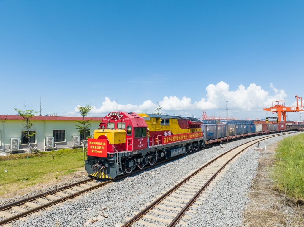 01 陸海新通道第20000列班車。陸海新通道運營公司供圖