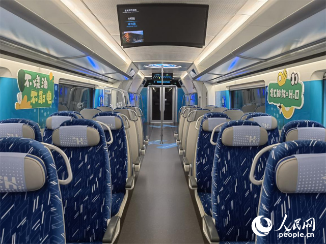 我國首列氫能源市域列車由位于吉林省的中車長客股份有限公司自主研制，該列車不燒油，不取電，可實(shí)現(xiàn)零碳排放。人民網(wǎng)記者 馬俊華攝