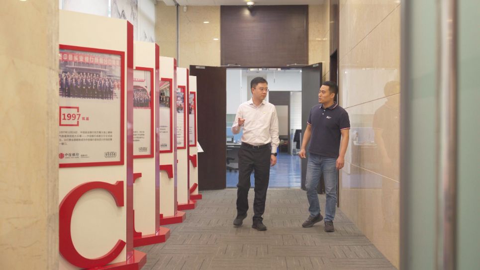 中信銀行成都分行行長(zhǎng)助理李一（左）接受采訪。人民網(wǎng)記者 王紹紹攝