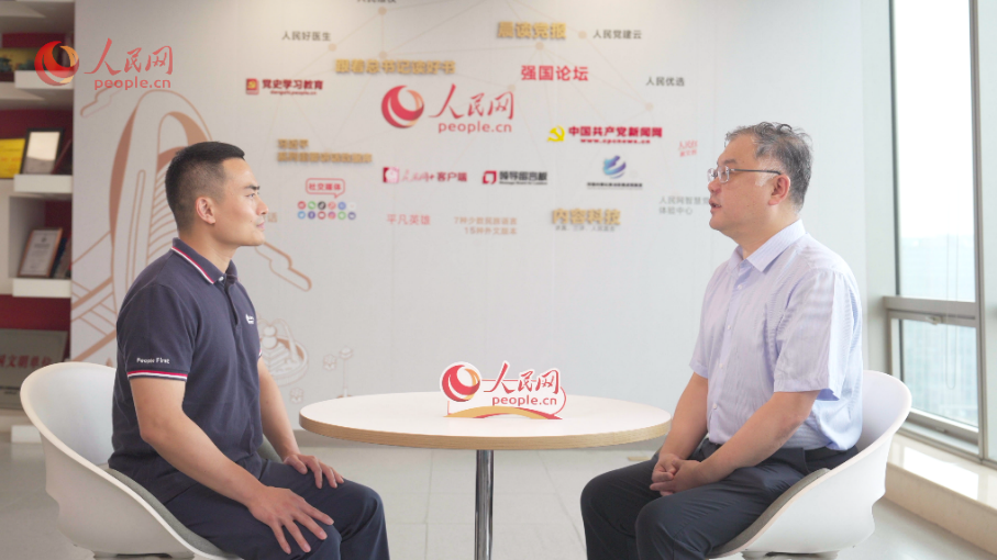 中共中央黨校（國(guó)家行政學(xué)院）國(guó)家治理教研部副主任李江濤（右）接受采訪。人民網(wǎng)記者 王紹紹攝