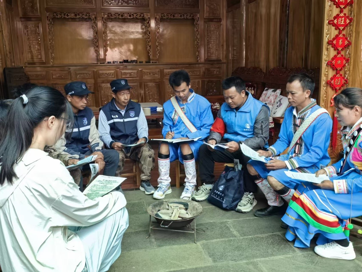 騰沖市猴橋鎮(zhèn)猴橋村國門新村舉辦火塘會。人民網(wǎng)記者 孝金波攝