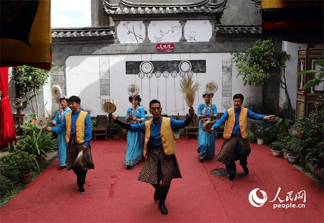 云南麗江古城“天地院”的納西族演出。 人民網(wǎng)記者 程浩攝