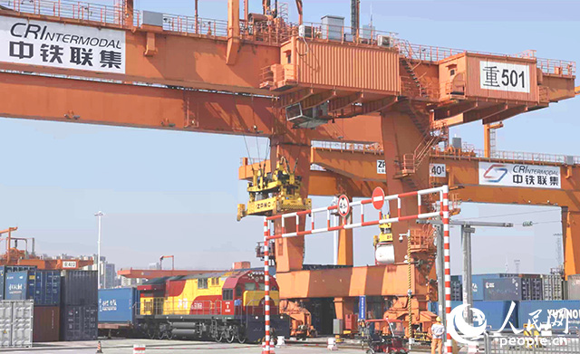 位于重慶國際物流樞紐園區(qū)的重慶鐵路集裝箱中心站。 人民網(wǎng)記者 劉祎攝