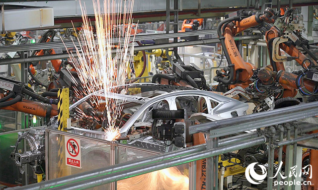 長安汽車兩江工廠，機(jī)械臂正在工作。人民網(wǎng)記者 劉祎攝