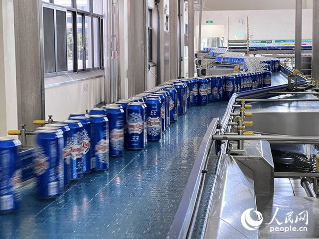 重慶啤酒包裝車間易拉罐生產(chǎn)線。人民網(wǎng)記者 胡虹攝