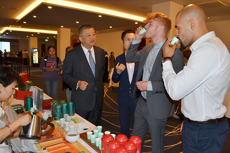 參會嘉賓品鑒貴州茶。貴州省互聯(lián)網(wǎng)信息辦公室供圖