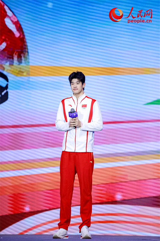 潘展樂分享自己的成長經(jīng)歷。人民網(wǎng)記者 于凱攝