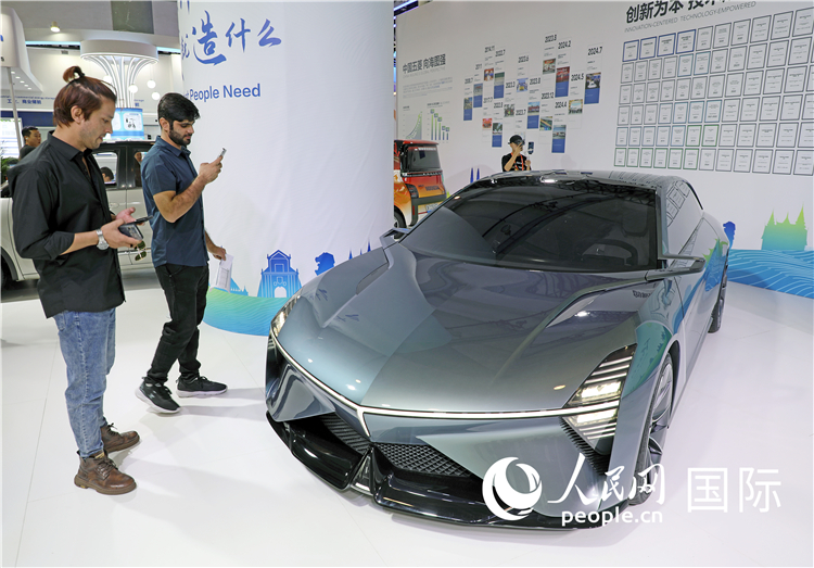 東博會上，上汽通用五菱展出的一款名為“東盟之光”的新能源概念車吸引參觀者駐足。人民網(wǎng)記者趙益普攝