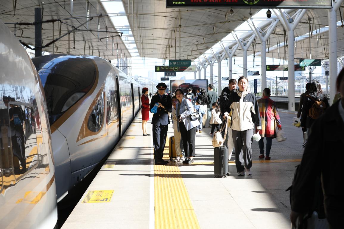 旅客在站臺準(zhǔn)備乘車。受訪方供圖