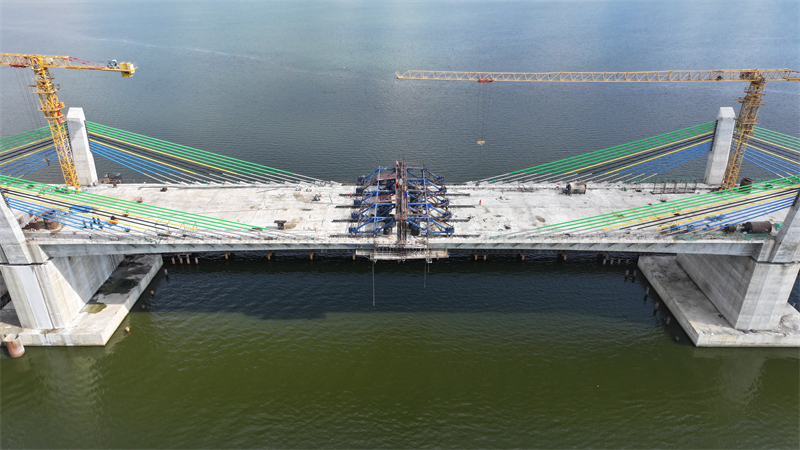 圖為馬古富力大橋合龍現(xiàn)場。中土東非公司供圖