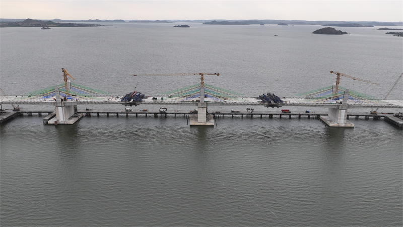圖為馬古富力大橋合龍現(xiàn)場。中土東非公司供圖