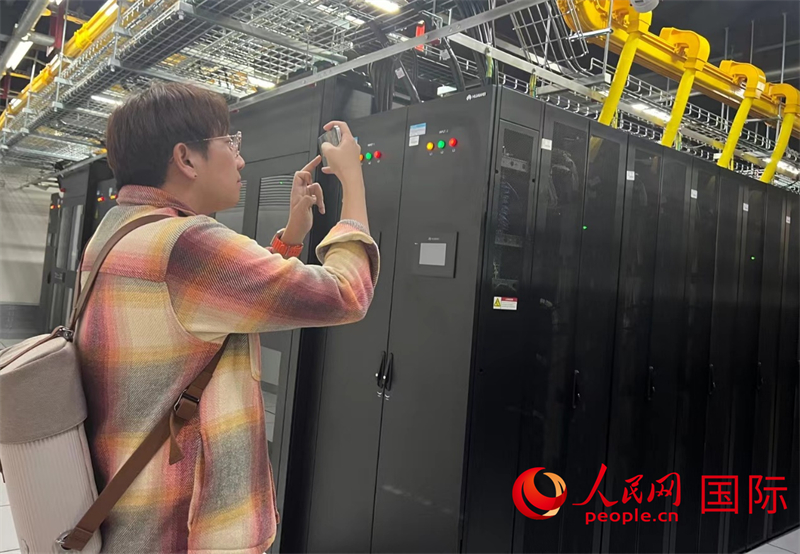 韓國博主樸大一參觀中國移動新疆云計算和大數(shù)據(jù)中心機房。人民網(wǎng)記者曾書柔攝