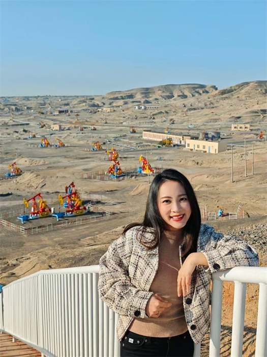 中泰文化推廣達人張愛玲參觀克拉瑪依百里油區(qū)。受訪者供圖