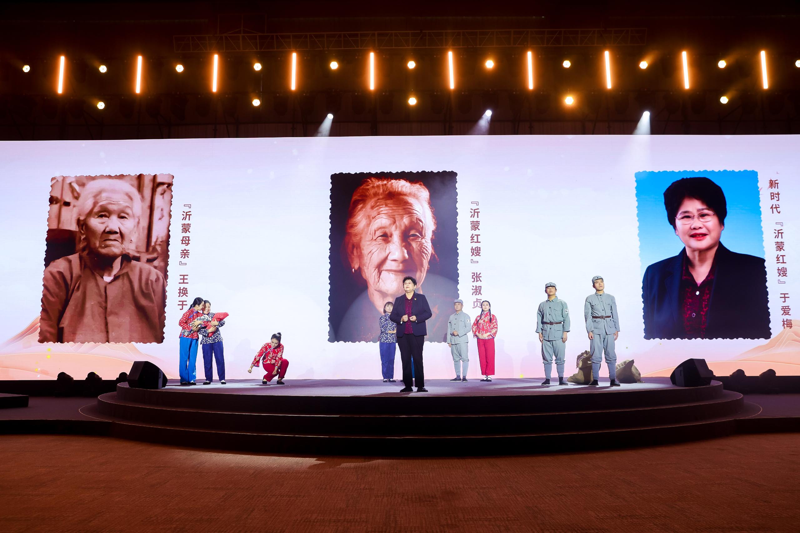 “何以中國·弦歌不輟”網(wǎng)絡(luò)主題活動現(xiàn)場，于愛梅講述“沂蒙紅嫂”的故事。人民視頻供圖。