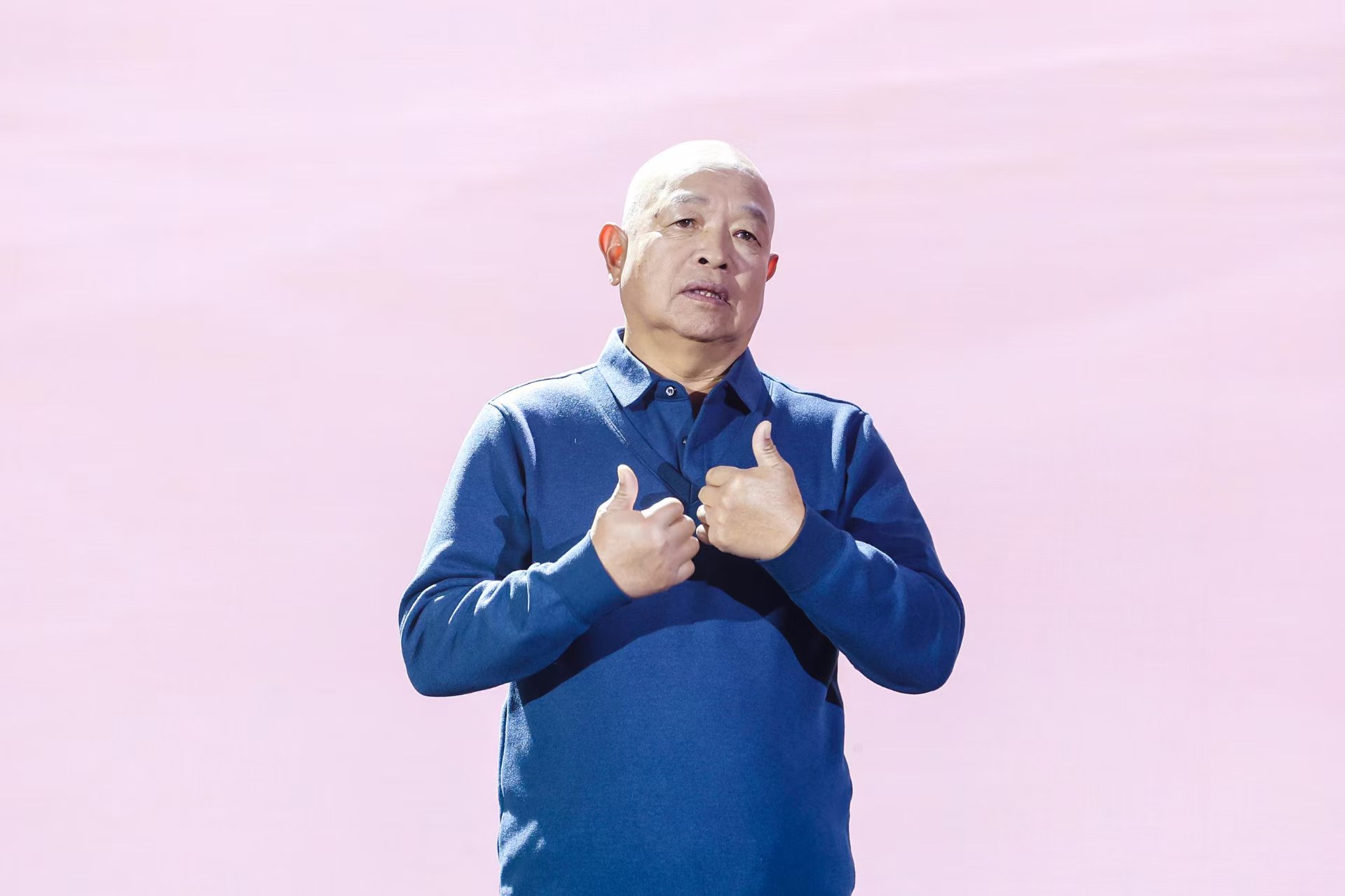 “山東好人”、煙臺(tái)市無聲洗車場經(jīng)理柳興濤。人民視頻供圖。