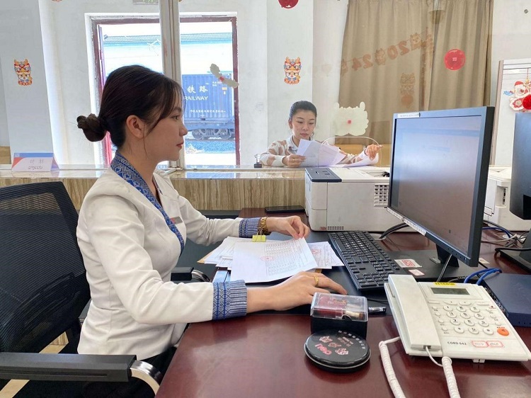 春節(jié)期間，中老鐵路員工堅(jiān)守崗位，保障鐵路運(yùn)行安全、暢通。李加勇攝