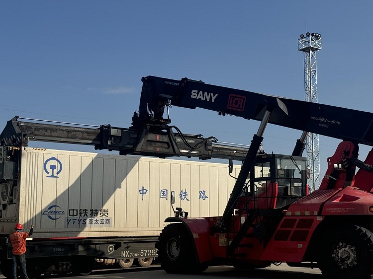 春節(jié)期間，起重機(jī)吊裝即將發(fā)運(yùn)的冷鏈集裝箱。李加勇攝