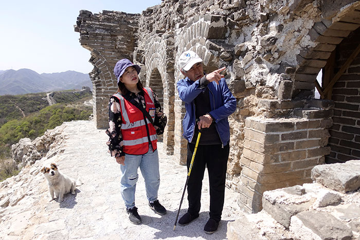 在明長(zhǎng)城遺址上，梅景田給外甥女劉紅巖講述長(zhǎng)城故事。