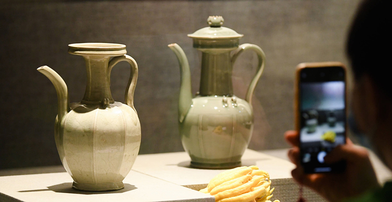 2021年9月14日，浙江省博物館，觀眾在拍攝北宋龍泉窯執(zhí)壺（左）和龍泉青瓷藝人劉杰制作的執(zhí)壺。