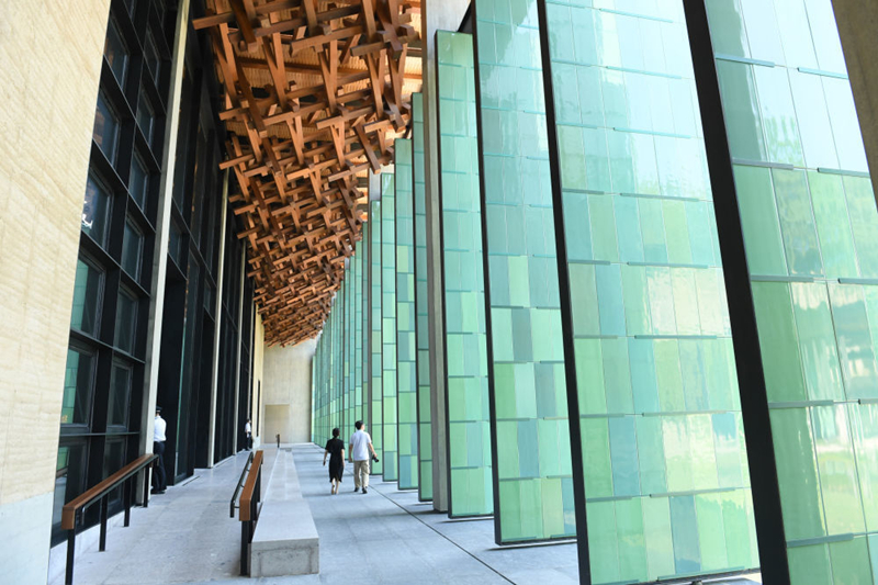 2022年7月23日，杭州國(guó)家版本館屋頂?shù)哪緲?gòu)和青瓷門扇相映成趣。