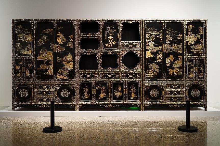 2023年7月9日，北京，中國(guó)工藝美術(shù)館·中國(guó)非物質(zhì)文化遺產(chǎn)館，“山西特色專(zhuān)業(yè)鎮(zhèn)平遙非遺雙寶中華行”展覽展出的推光漆器作品。