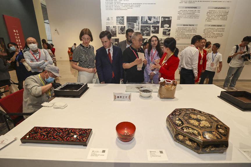 2023年5月28日，北京，推光漆器匠人為駐華使節(jié)展示技藝。