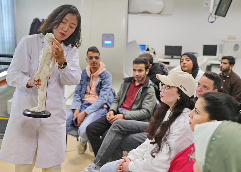 2023年4月19日，河北省秦皇島市中醫(yī)醫(yī)院醫(yī)務(wù)工作者為燕山大學外國留學生講解中醫(yī)經(jīng)絡(luò)知識。