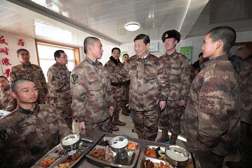 2014年1月26日中午，習(xí)近平來到連隊食堂，同戰(zhàn)士們一起用餐。新華社記者 李剛 攝