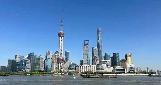 沿蘇州河遠(yuǎn)眺陸家嘴城市建筑群。人民網(wǎng) 馬作鵬 攝