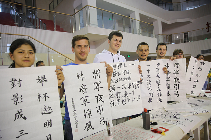 2017年6月5日，來自青島大學(xué)和中國石油大學(xué)（華東）的外國留學(xué)生在展示剛剛現(xiàn)場完成的書法作品。