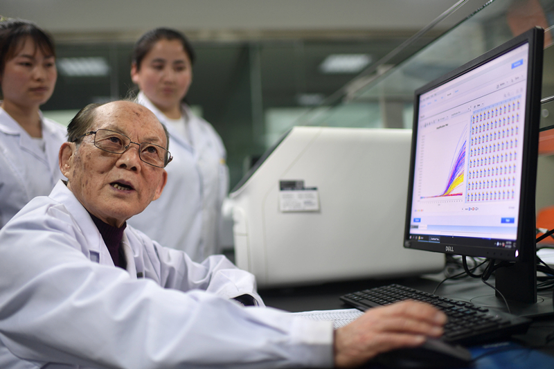 2021年6月17日，吳天一（前）在青海西寧的實(shí)驗(yàn)室內(nèi)和學(xué)生討論。