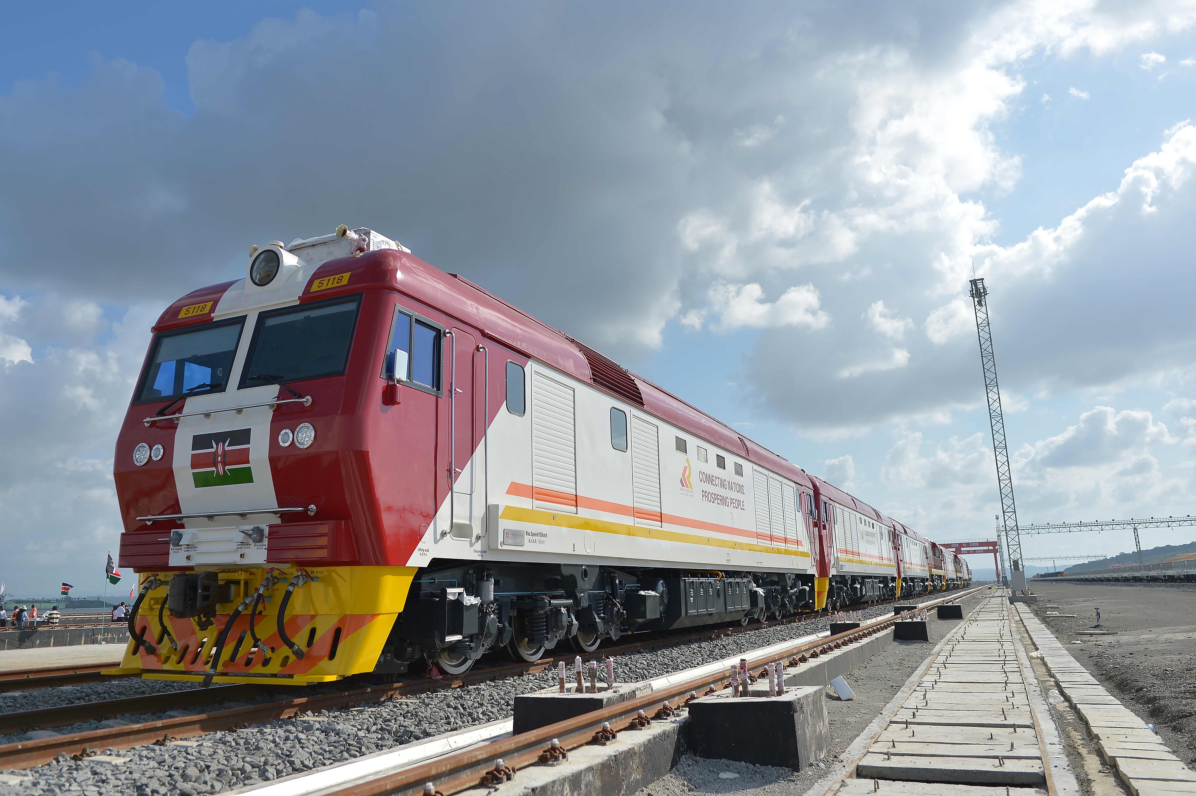 當(dāng)?shù)貢r間2017年5月30日，肯尼亞蒙巴薩，連接肯尼亞港口城市蒙巴薩和首都內(nèi)羅畢的蒙內(nèi)鐵路正式竣工通車。