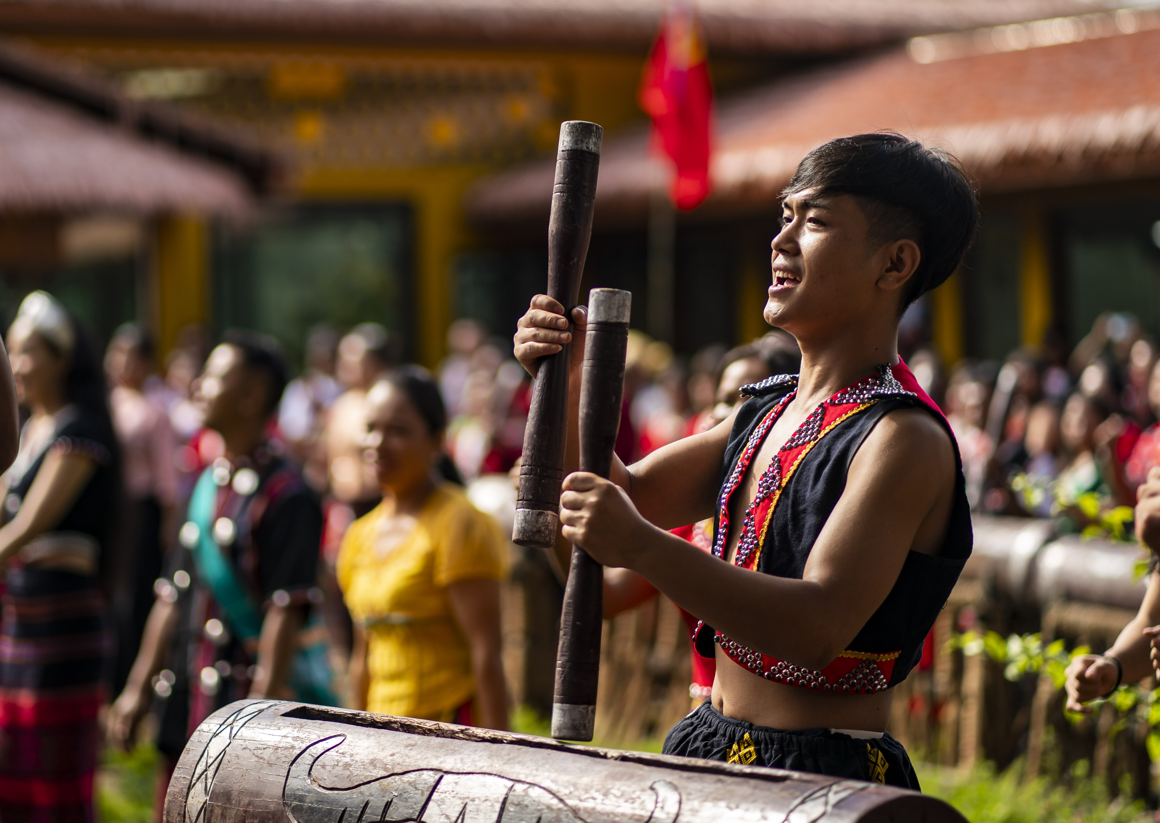 云南省滄源縣班洪鄉(xiāng)班洪村的佤族群眾唱響《阿佤人民唱新歌》（2021年8月20日攝）。