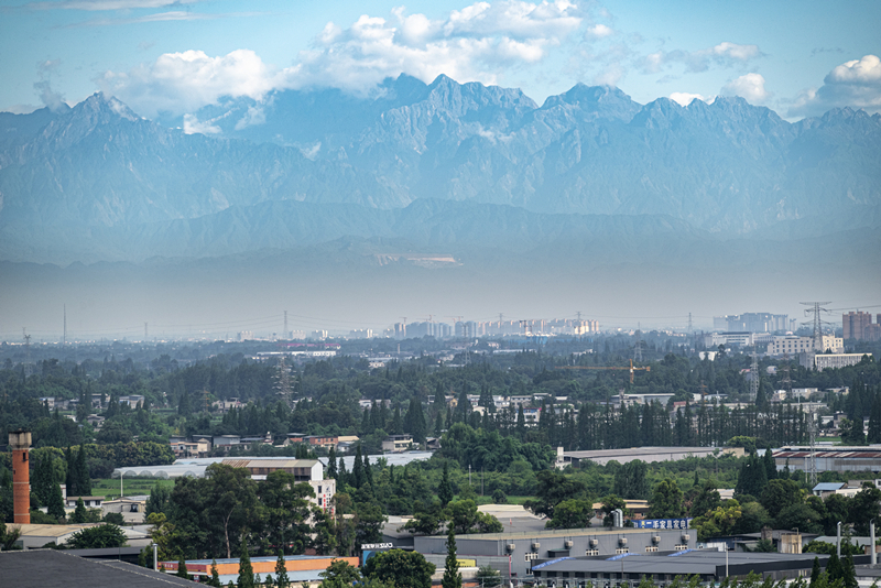 2024年7月1日，成都天氣晴好，遠處雪山清晰可見。