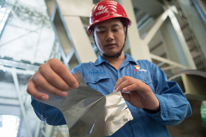 2018年8月8日，山西省太原市，太鋼精密帶鋼公司工作人員用手撕開不銹鋼。