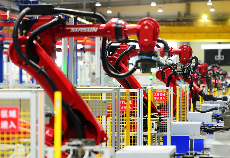 2019年11月22日，沈陽，一家數(shù)字化智能工廠內(nèi)，名為SR210的機(jī)器人正在自主地抓取各種零部件，快速組裝稍小的工業(yè)機(jī)器人。