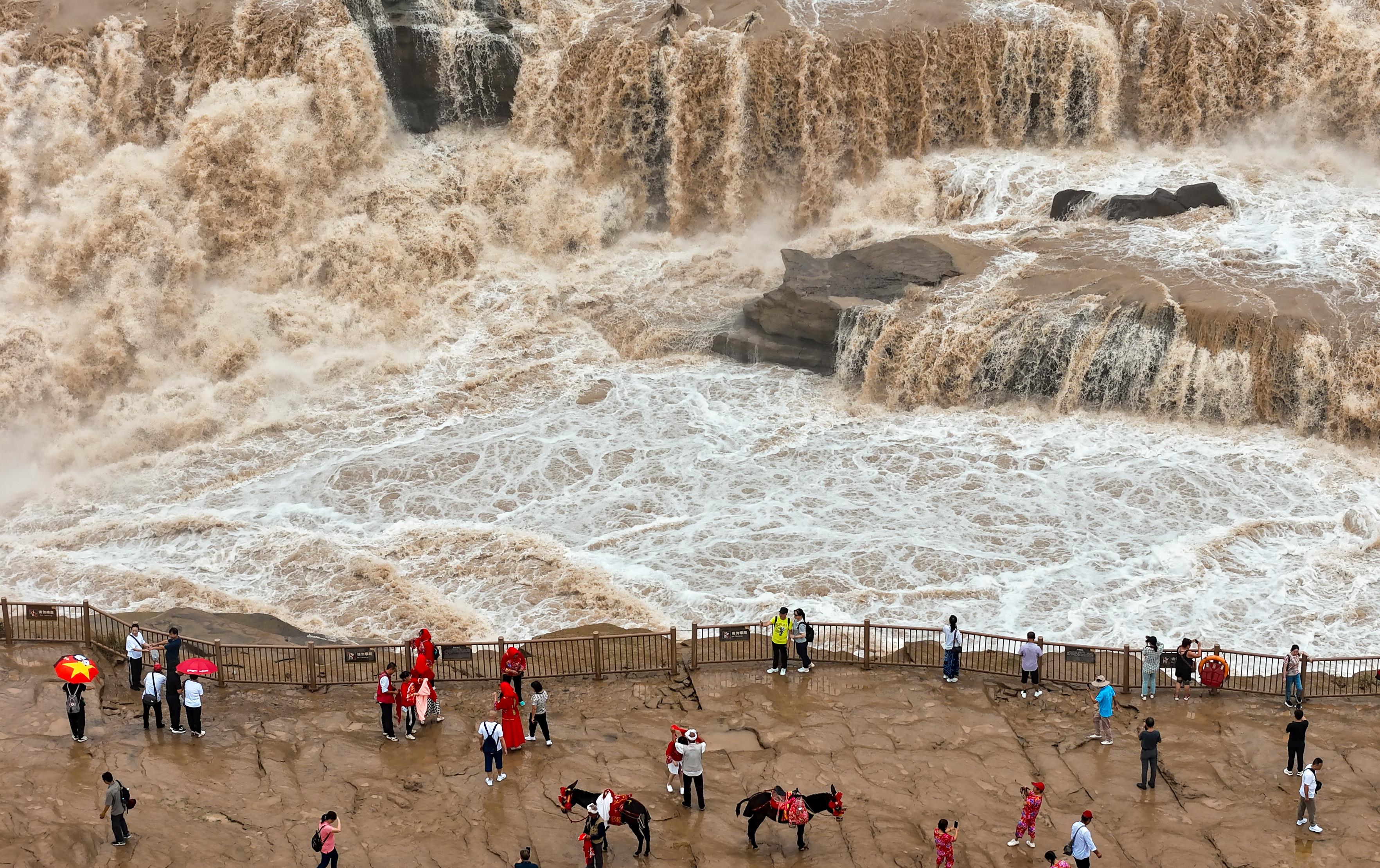 △2024年9月，游客在黃河壺口瀑布景區(qū)游覽。