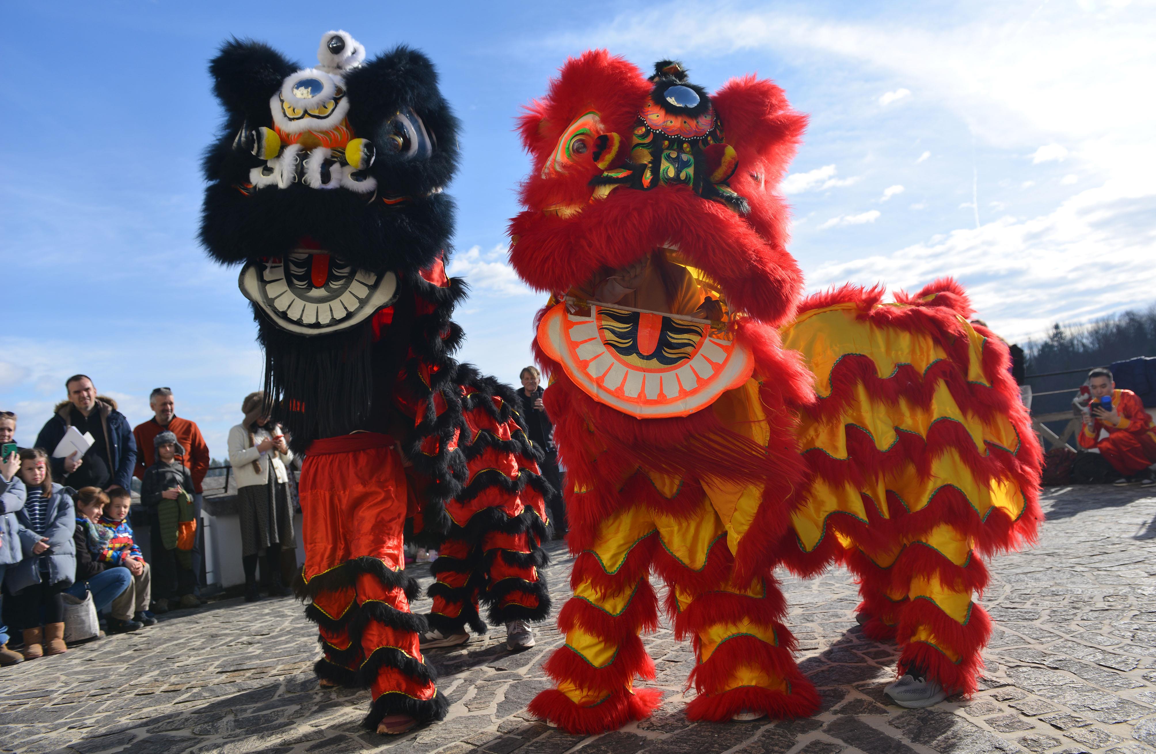 △當(dāng)?shù)貢r間2024年2月4日，克羅地亞克拉皮納，薩格勒布大學(xué)孔子學(xué)院舉辦一系列活動，迎接中國農(nóng)歷龍年春節(jié)。