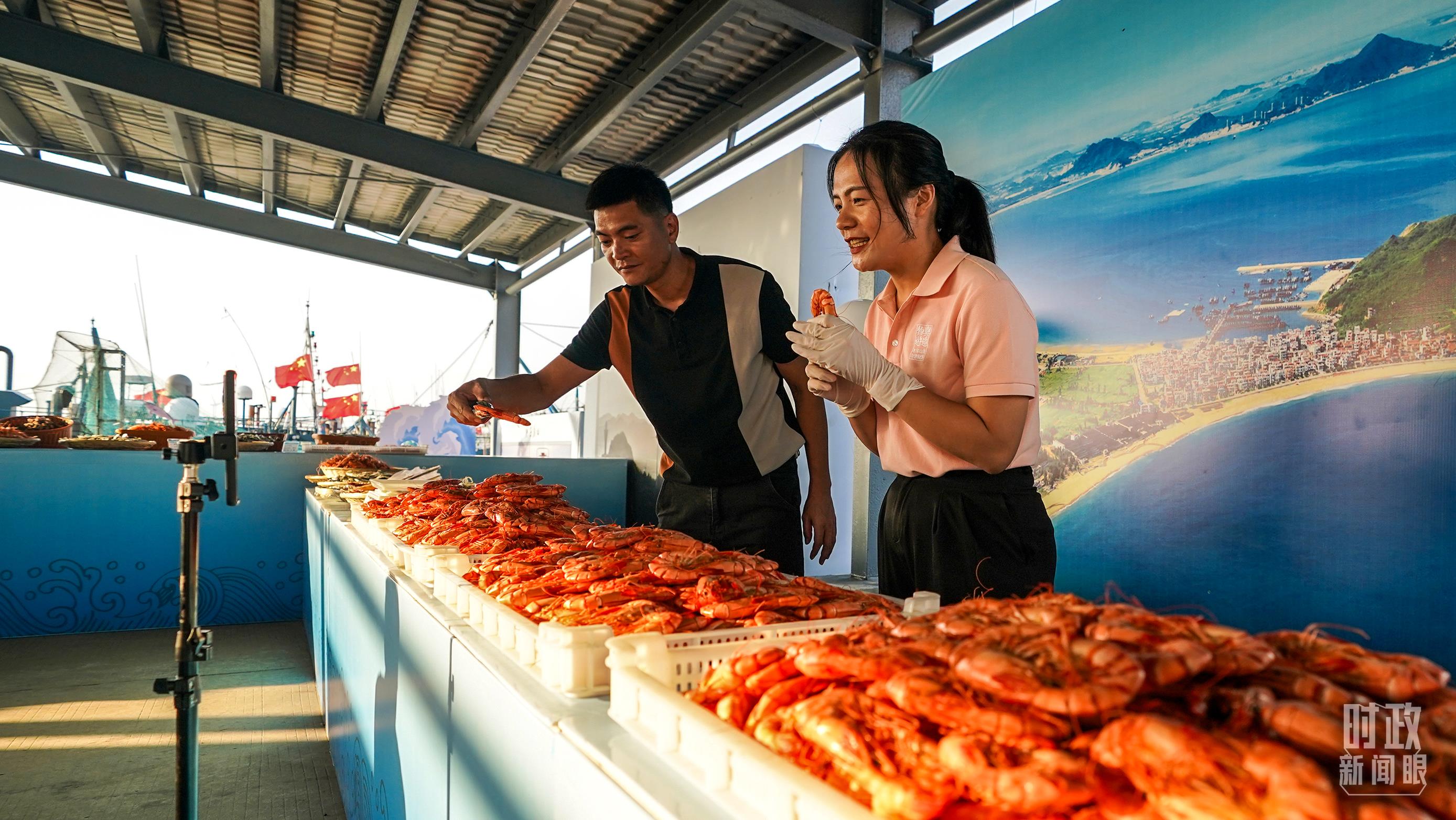 △正在直播賣貨的澳角村村民。（總臺(tái)記者李晉拍攝）