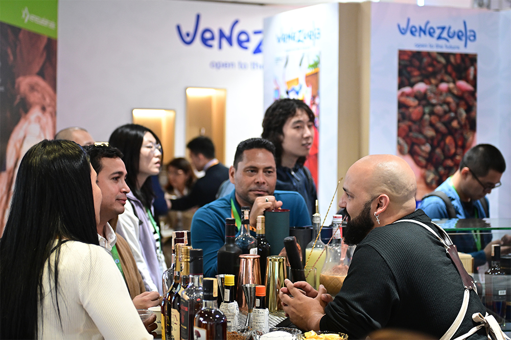 2023年11月9日，上海，觀眾在進(jìn)博會(huì)委內(nèi)瑞拉館參觀、交流、洽談。