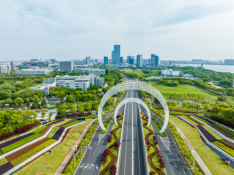 圖為蘇州工業(yè)園區(qū)星湖街鋼結(jié)構(gòu)雕塑。